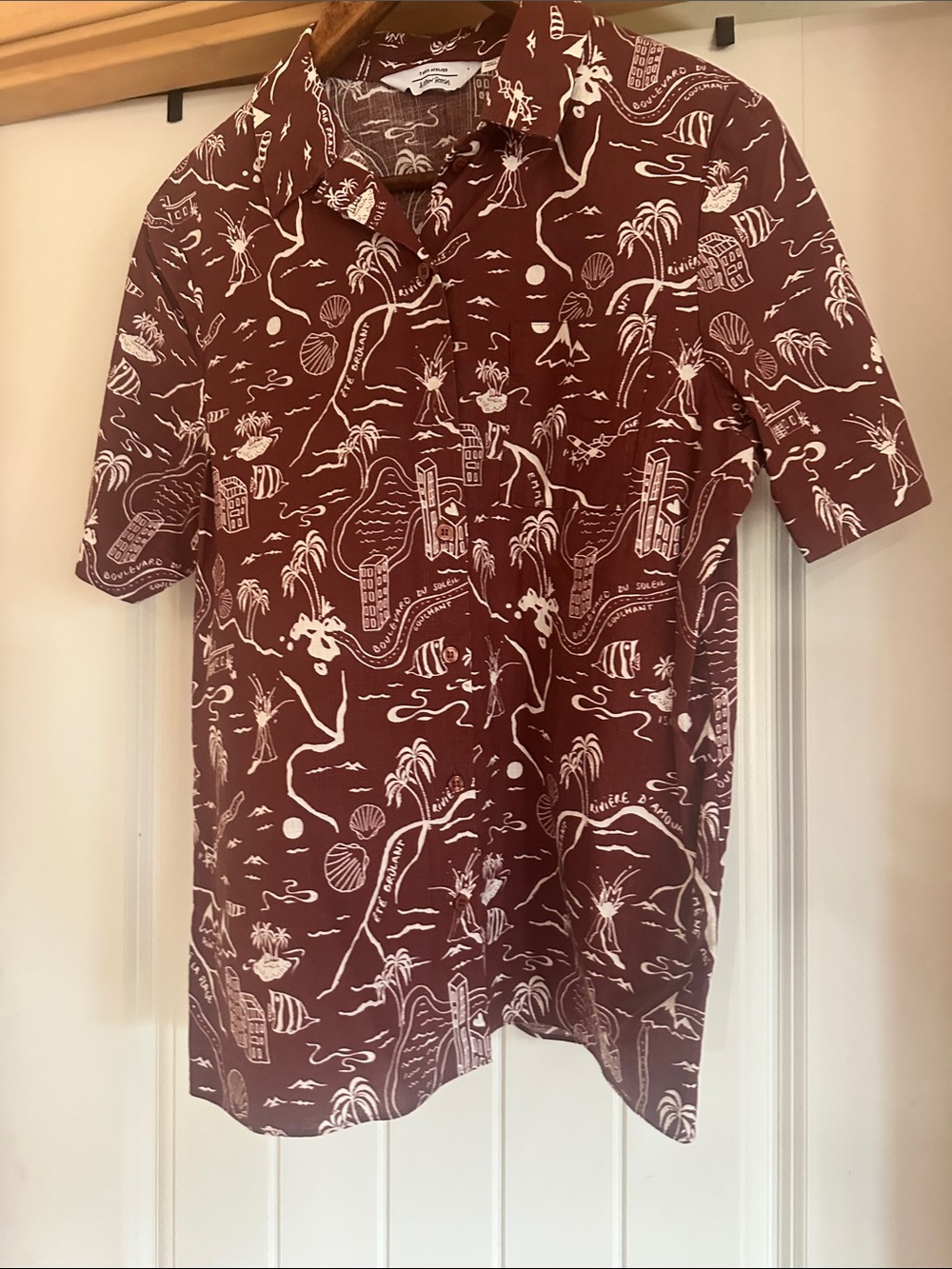 Men's Maroon Short-Sleeve Button-Down Shirt with White Island Print